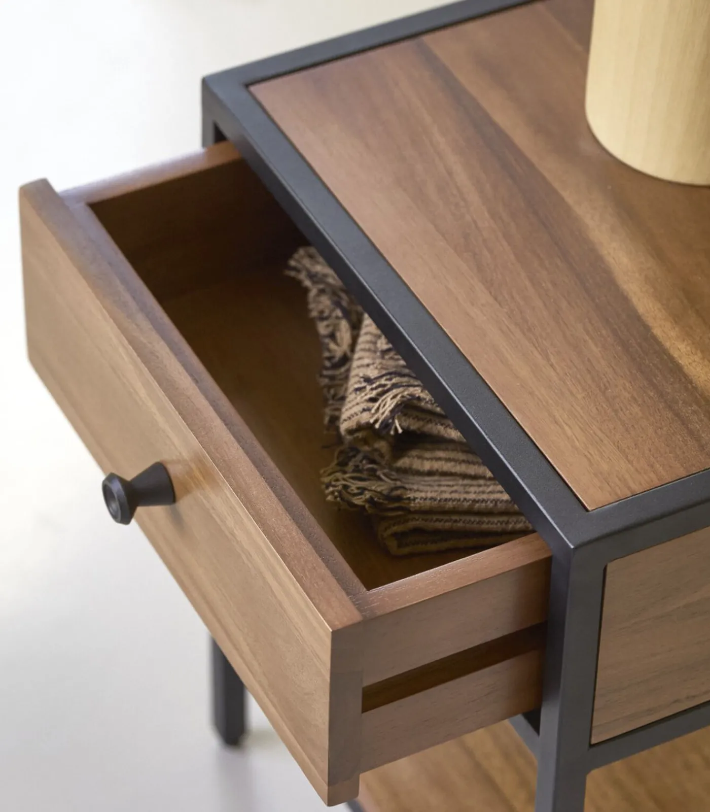 Outlet Agra - Nachtkastje in massief acacia en metaal Bedden