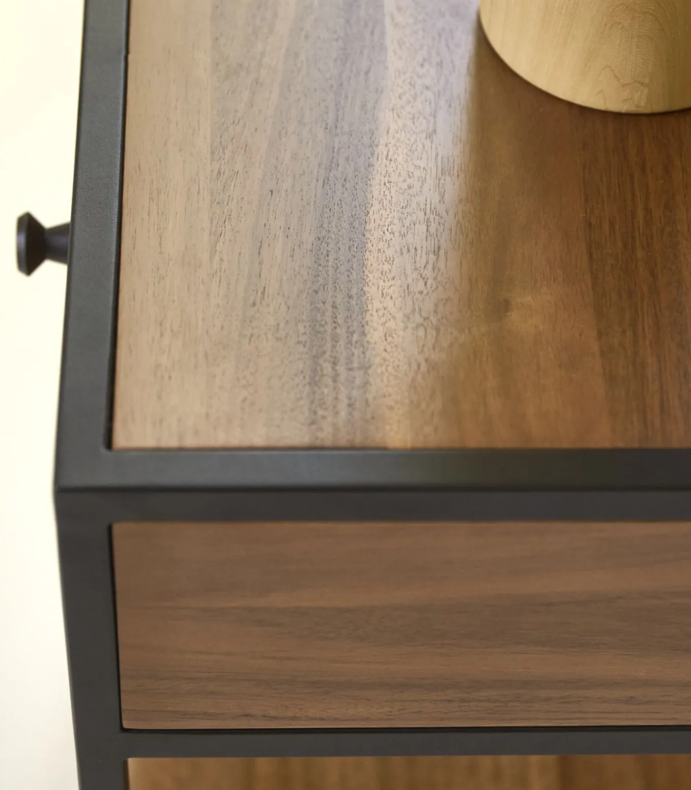 Outlet Agra - Nachtkastje in massief acacia en metaal Bedden