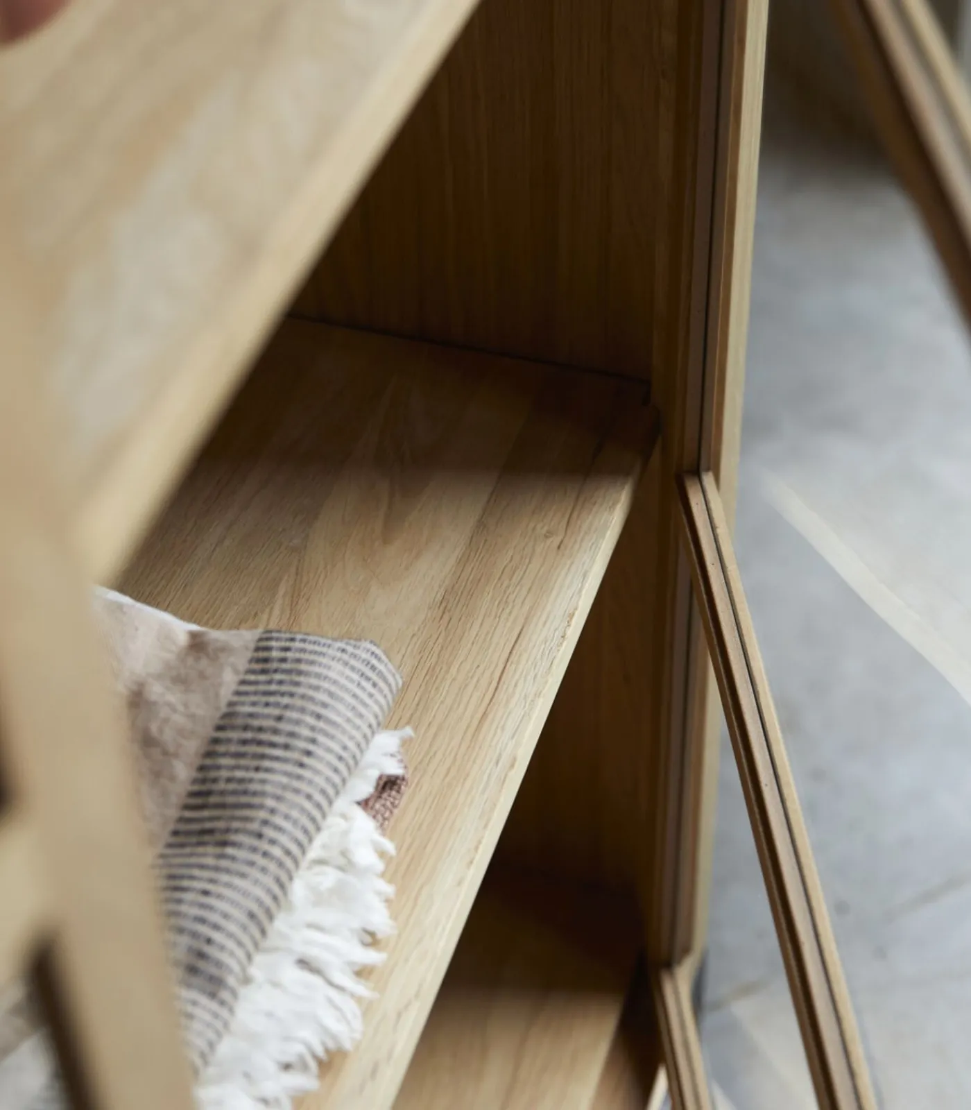 Sale Babeth - Hoge vitrinekast van massief eikenhout Meubels