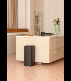 Hot Bo Touch Bin, 30 liter - Mineral Infinite Grey Manden En Bakken