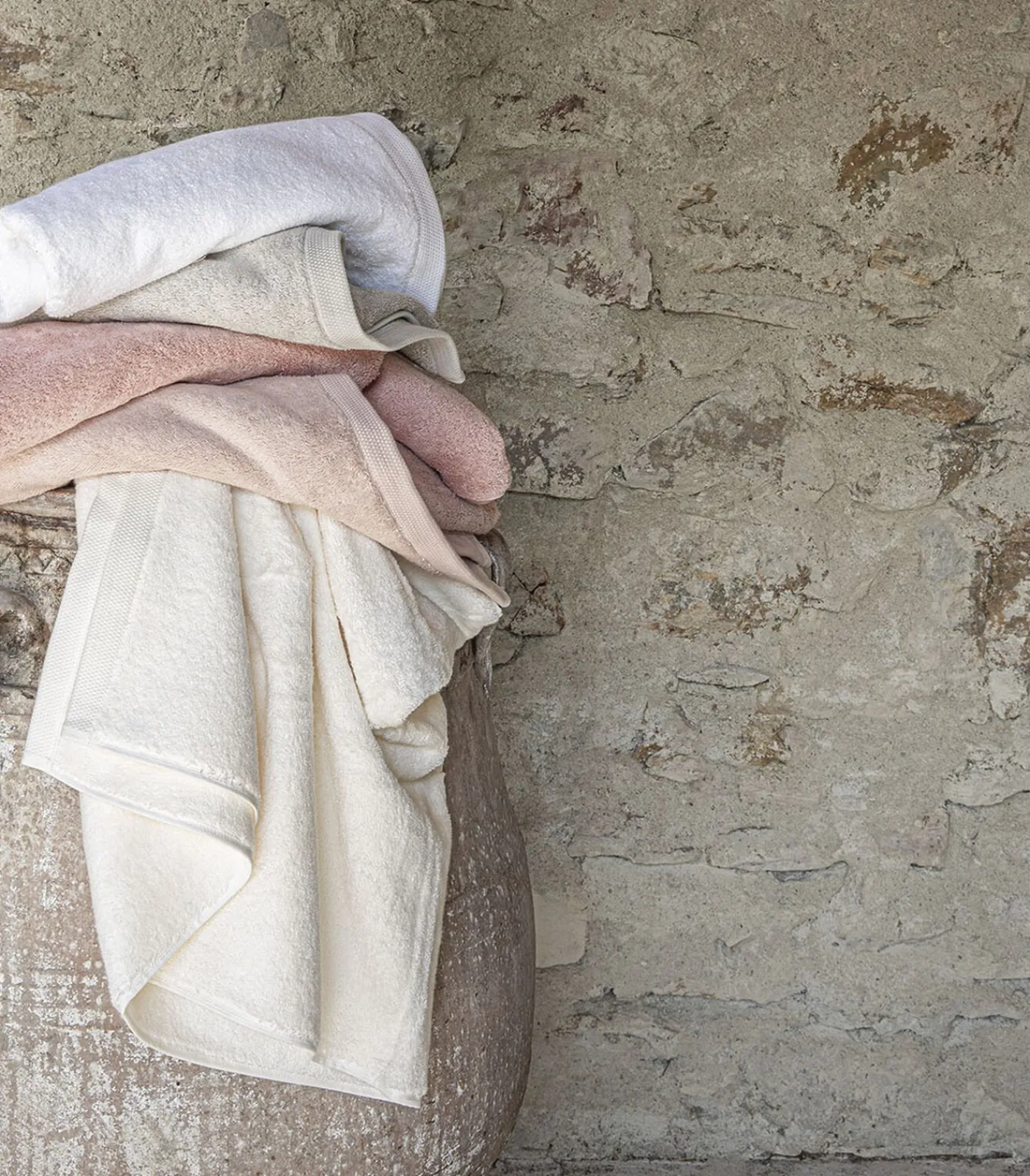 Essentiel - Effen badhanddoek van biologisch gekamd katoen Handdoeken