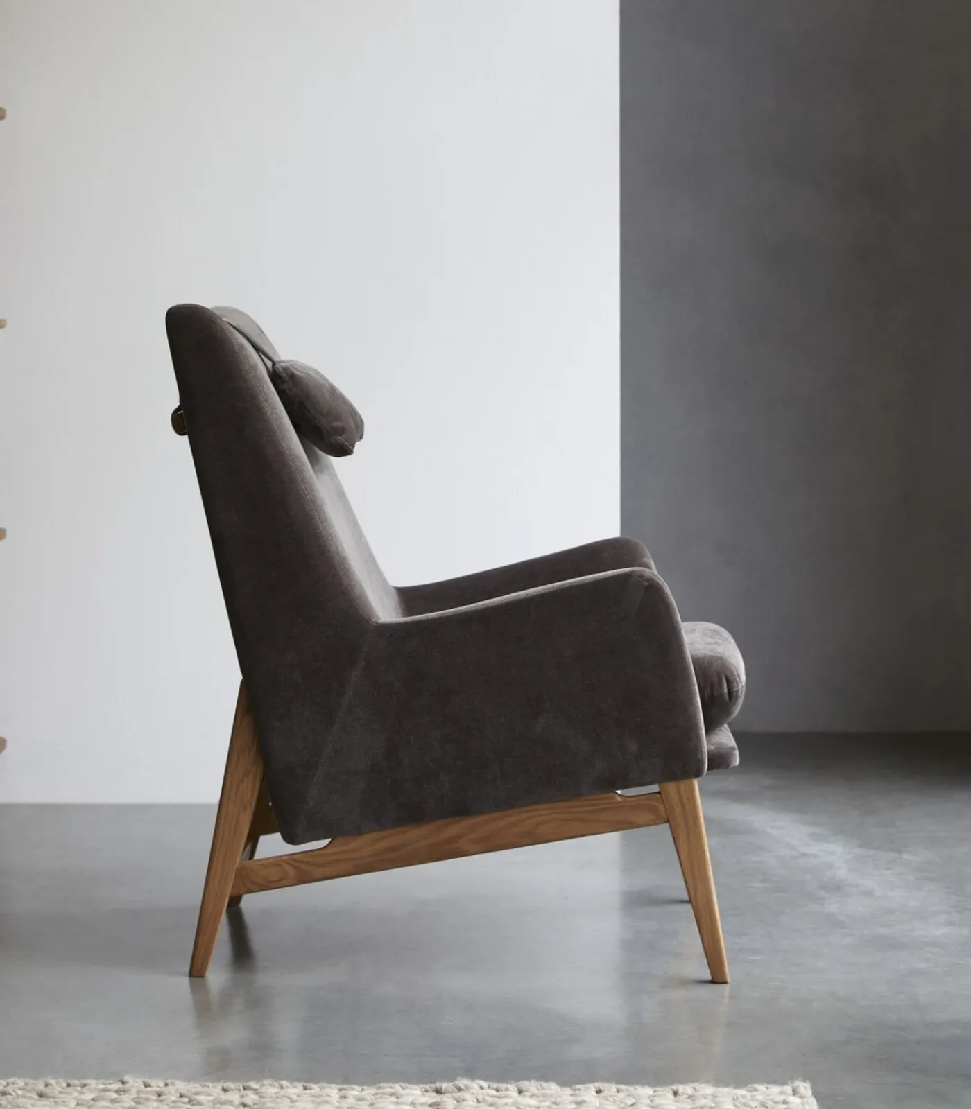 Fauteuil van massief eikenhout en grijs fluweel Zetels