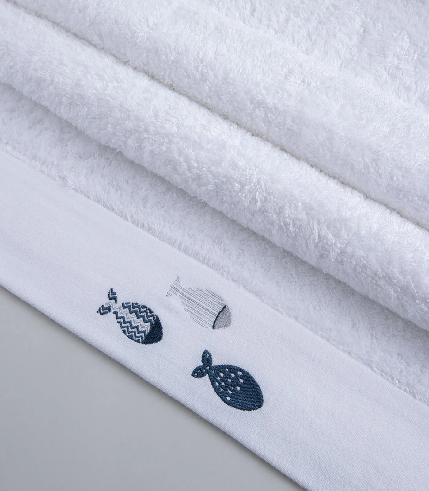 Clearance Geborduurde badhanddoek Delmy 85x150 cm Wit Handdoeken