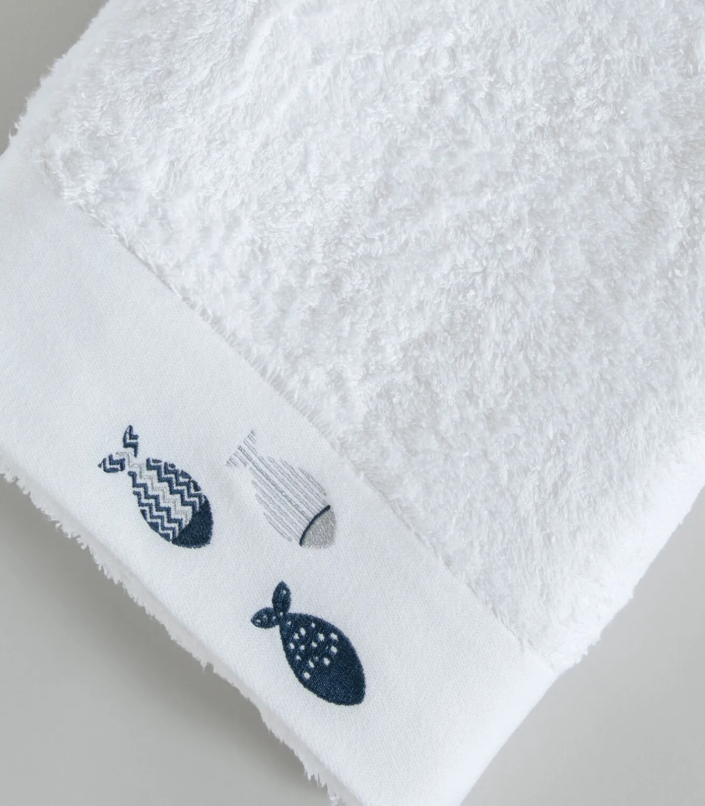 Online Geborduurde handdoek Delmy 30x50 cm Wit Handdoeken