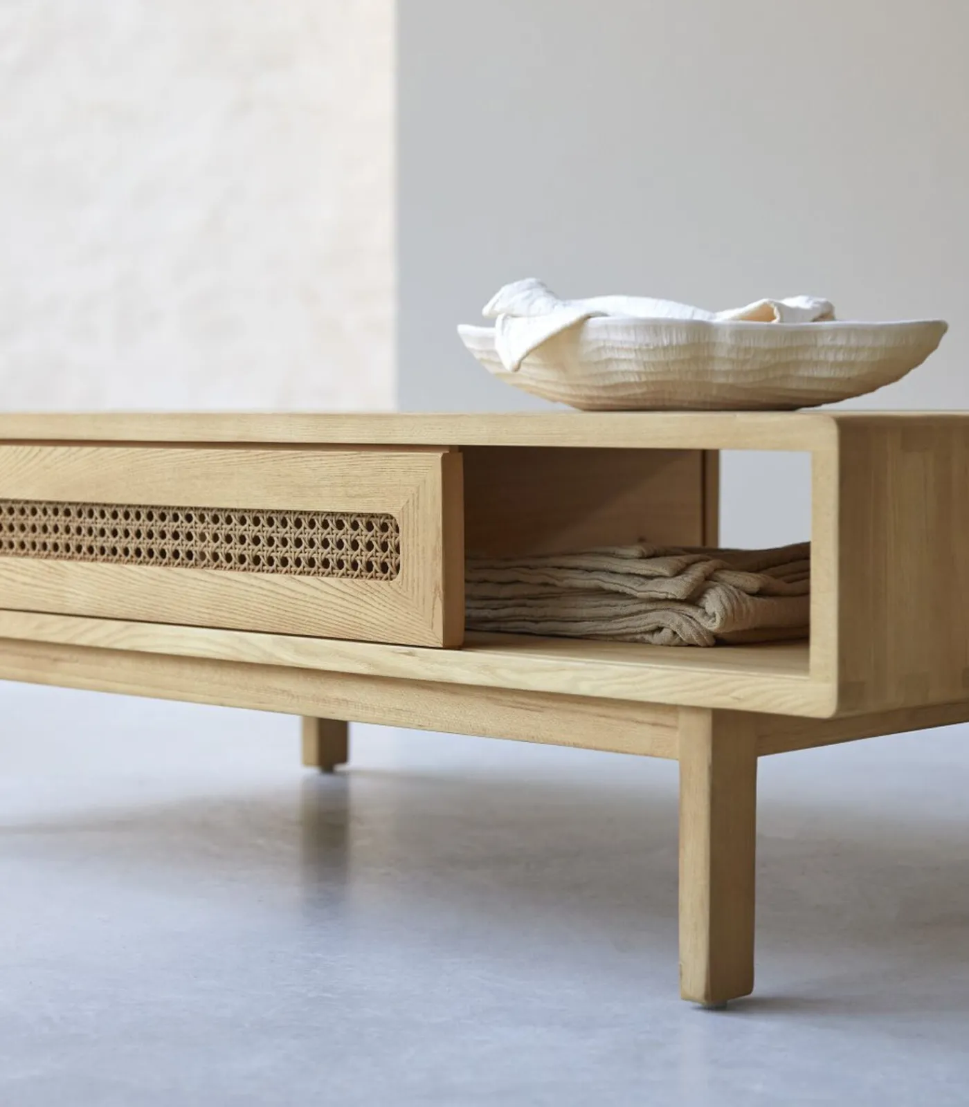 Outlet Luis - Massief iepenhout en rieten salontafel Tafels