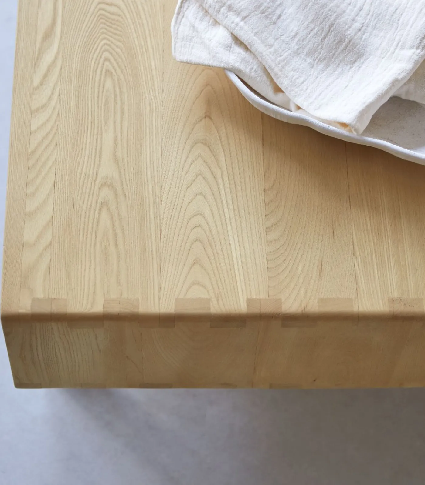 Outlet Luis - Massief iepenhout en rieten salontafel Tafels