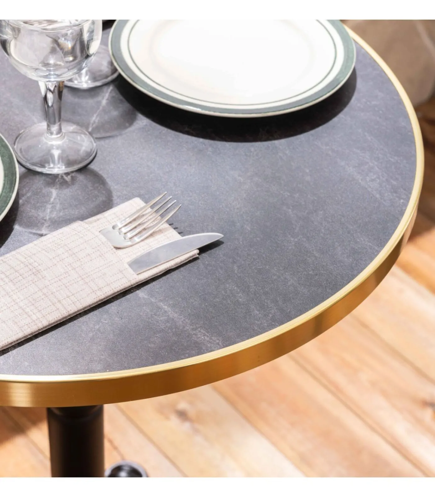 Online Set van zwart marmeren terrastafel en 2 groene stoelen Tuinmeubelen