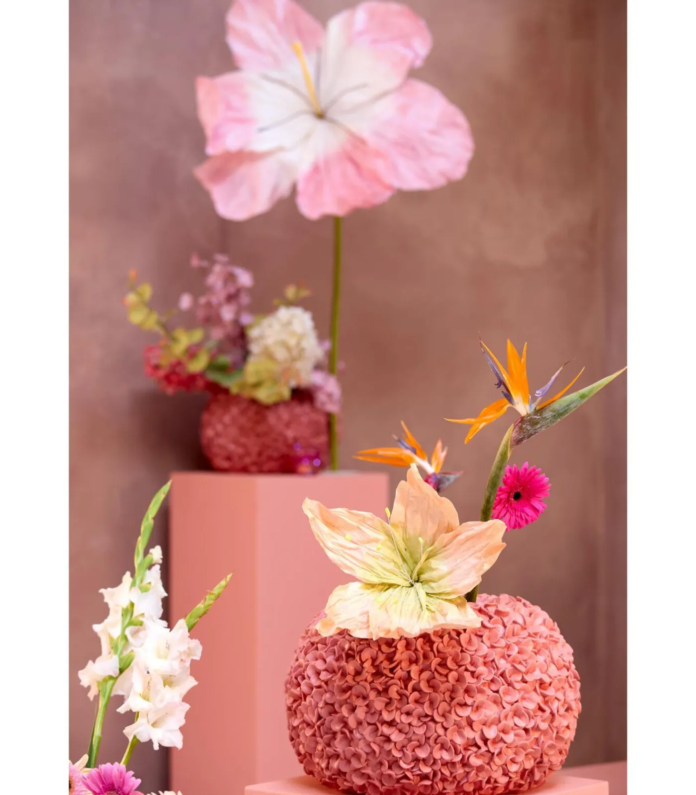 Online Vaas Phylia - Koraalrood - 47.5x47.5x30cm Vazen