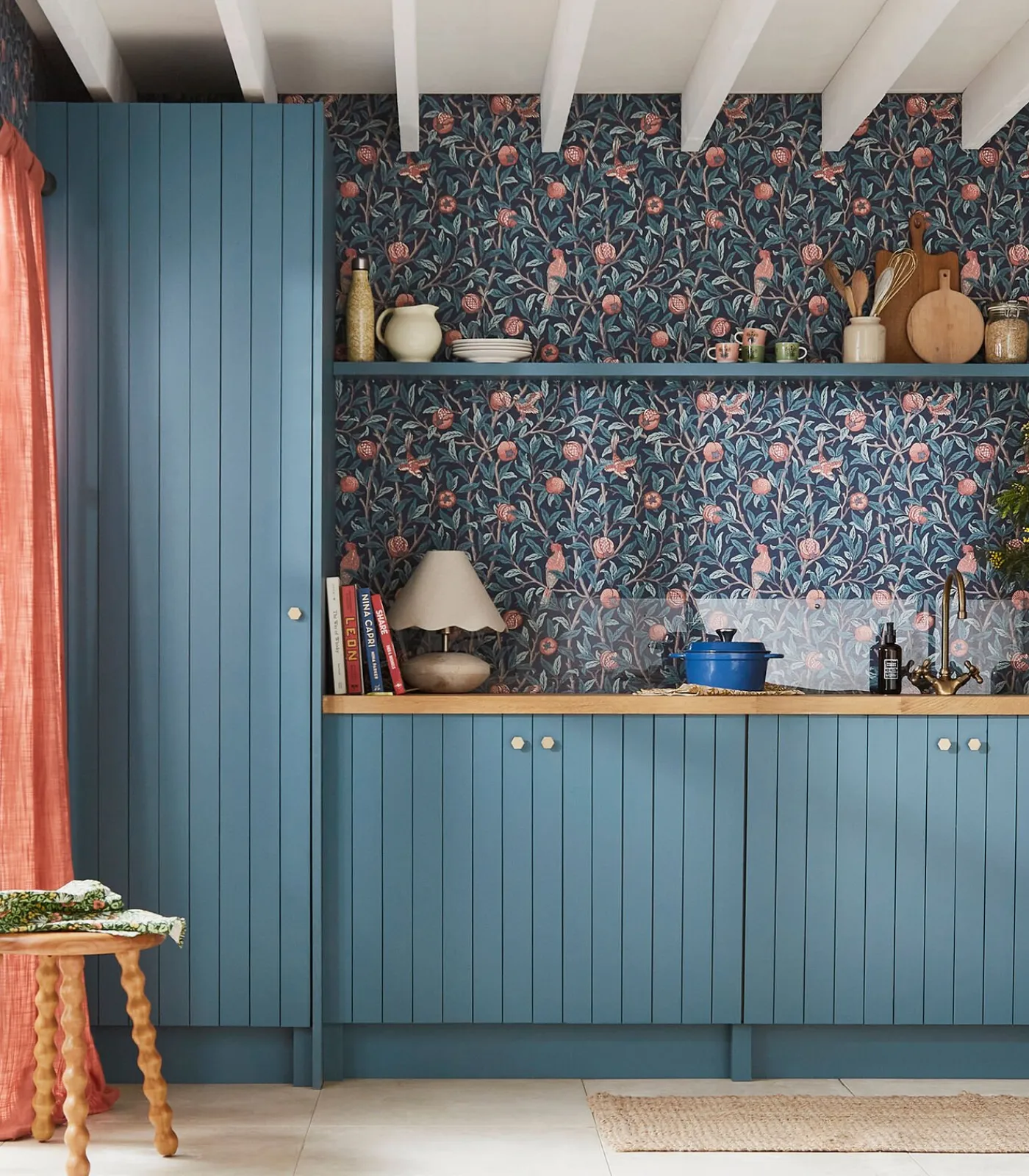 Best Vliesbehang Bird & Pomegranate Navy Blue Wanddecoratie