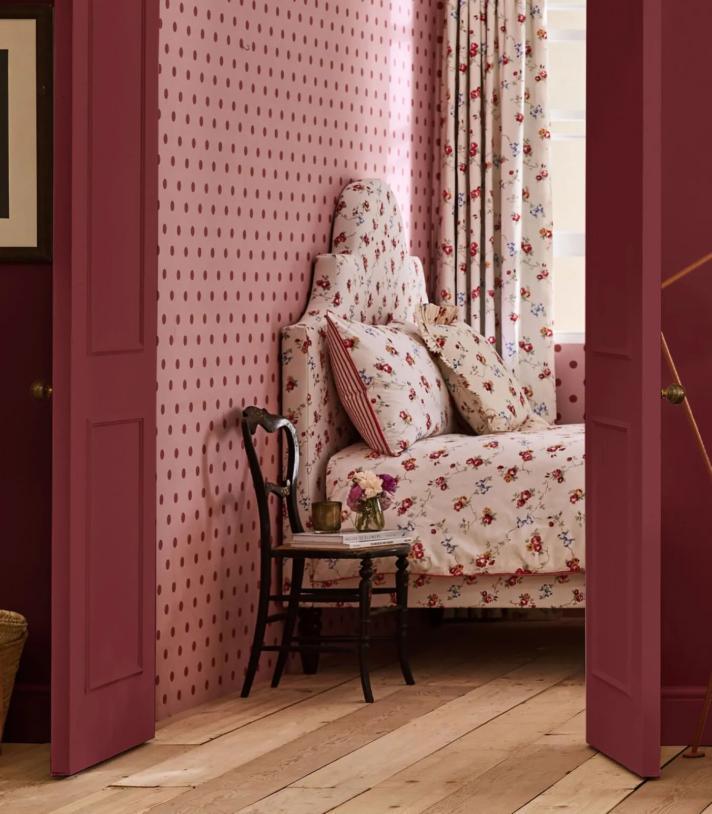 Clearance Vliesbehang Button Spot Pink & Red Wanddecoratie