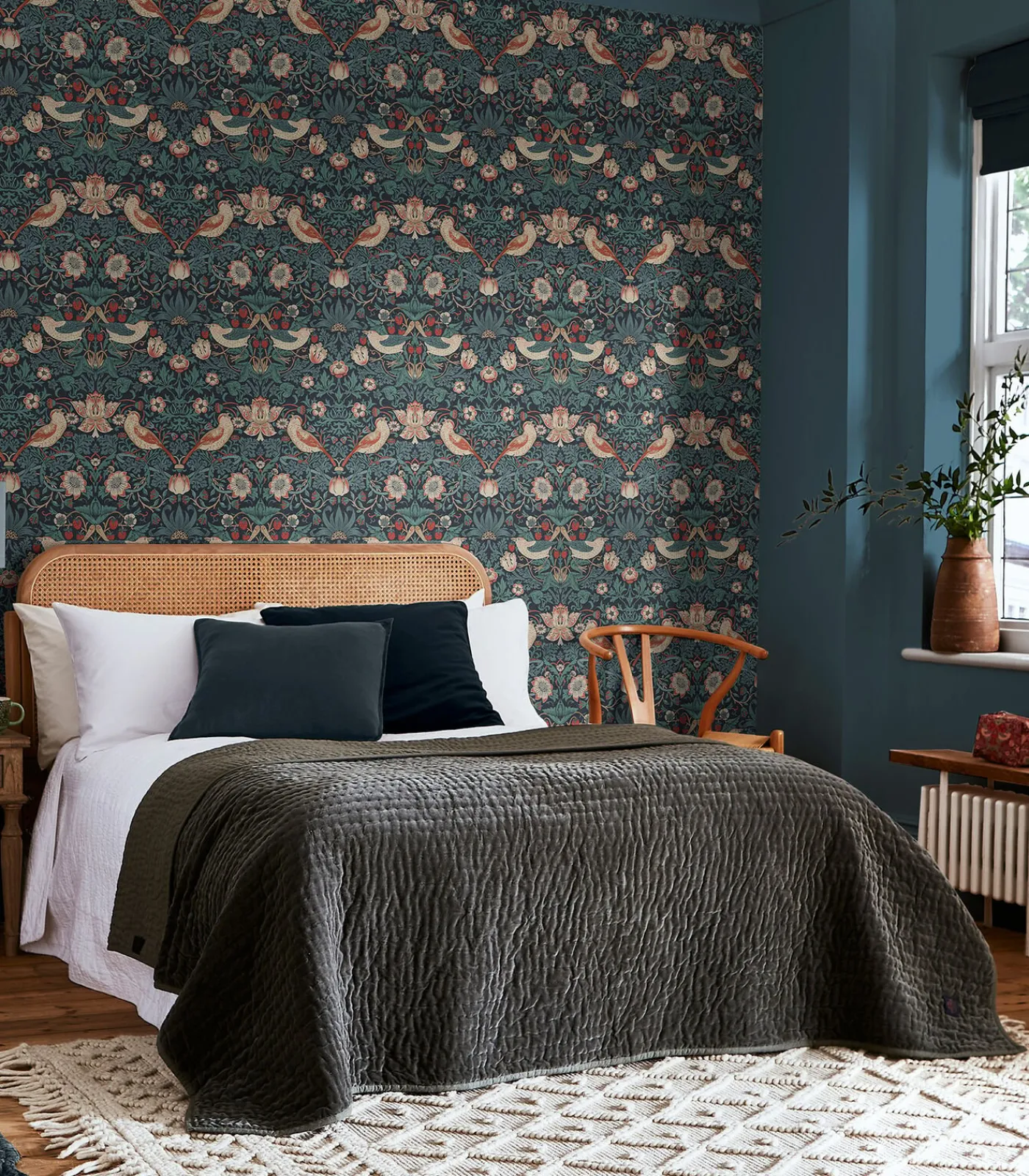 Outlet Vliesbehang Strawberry Thief Deep Blue Wanddecoratie