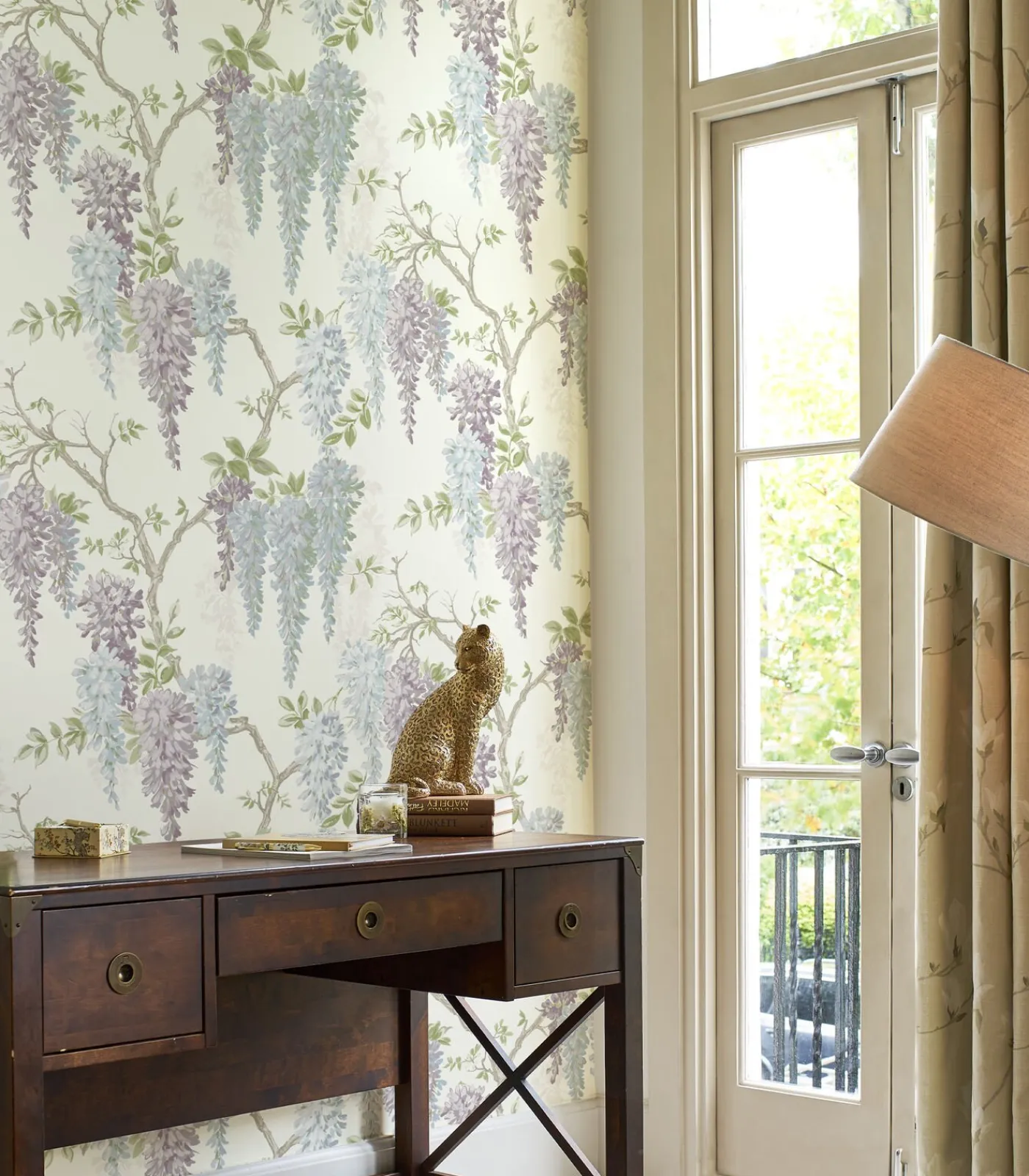 Vliesbehang Wisteria Garden Pale Iris | Wanddecoratie