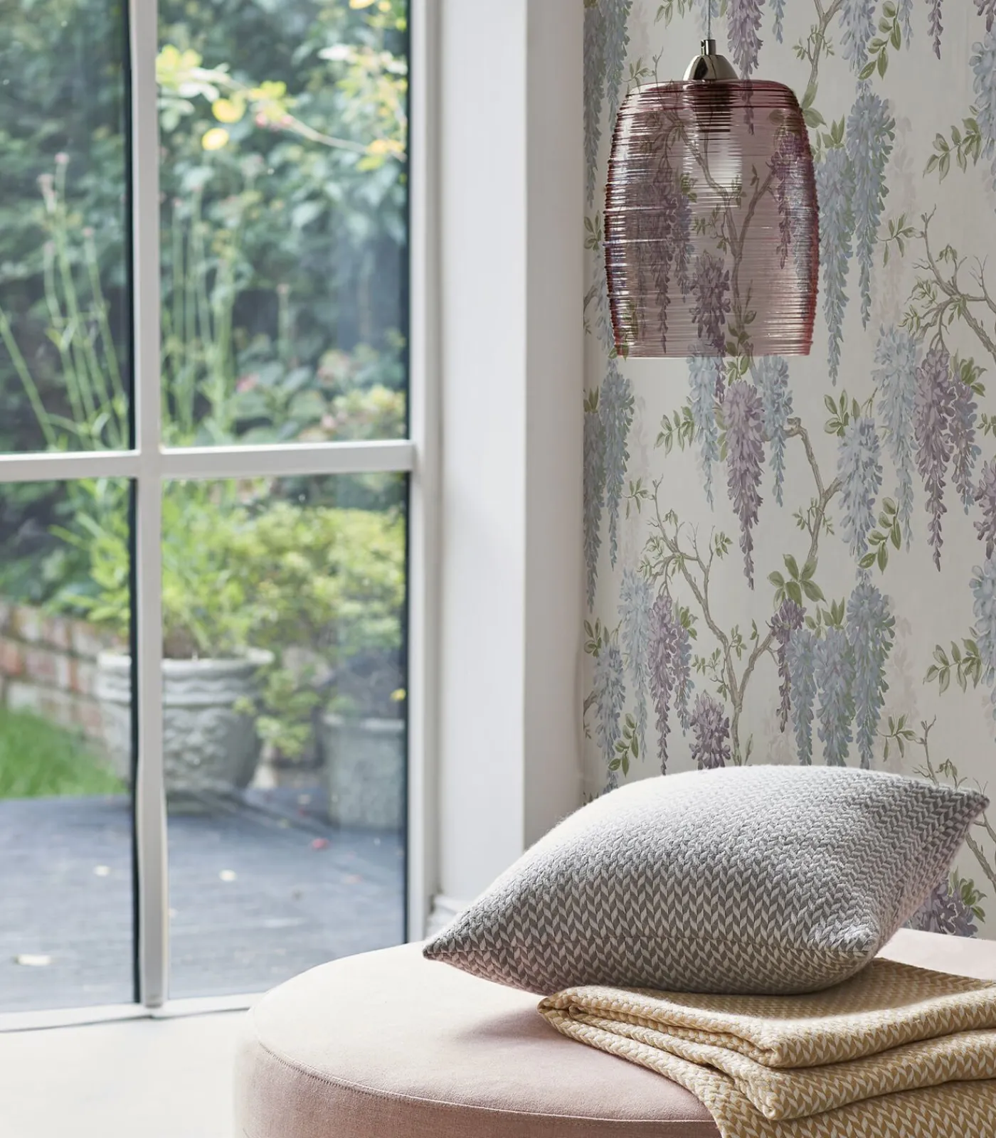 Vliesbehang Wisteria Garden Pale Iris | Wanddecoratie