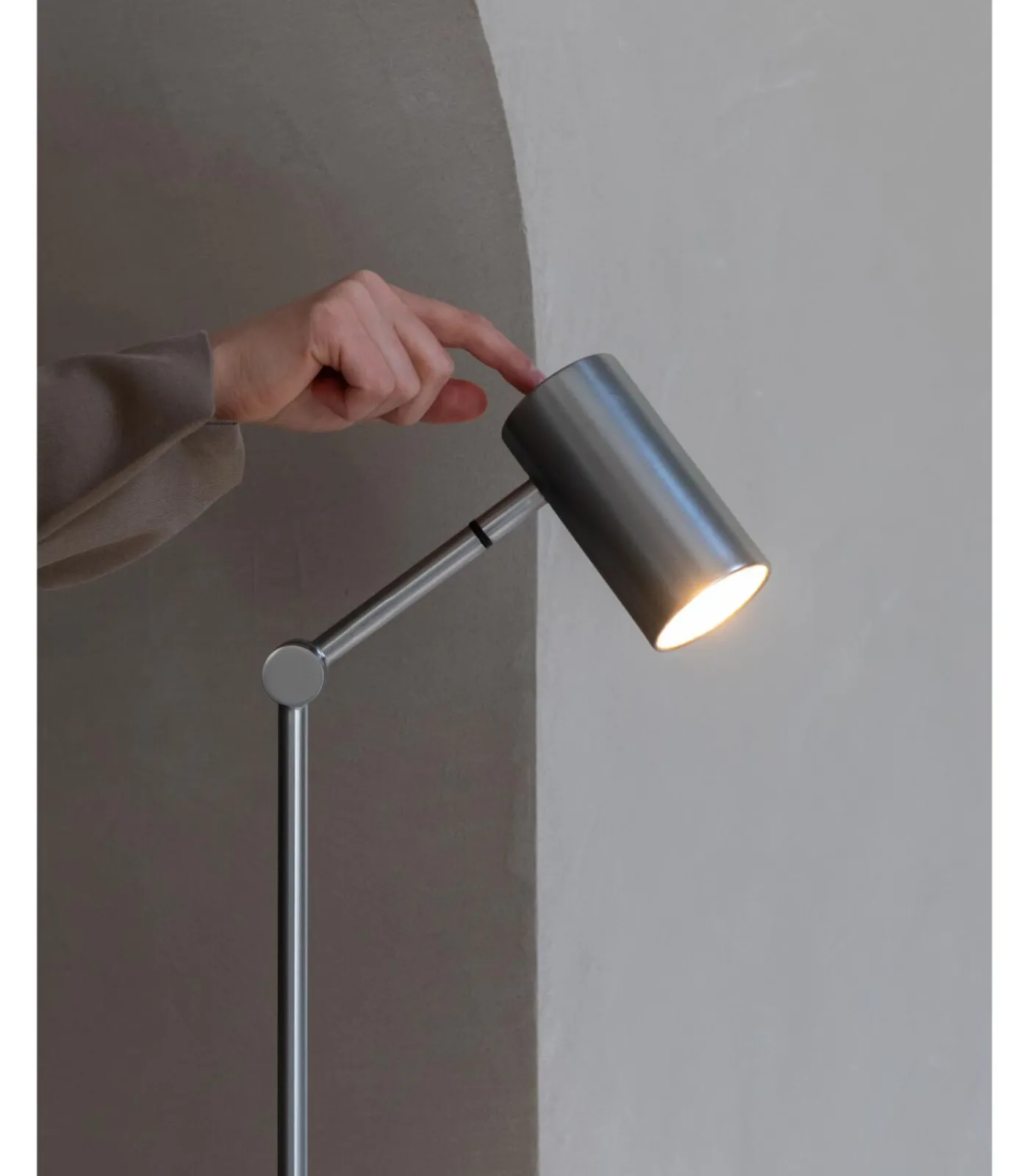 Best Vloerlamp Montreux - Zilver - 22x22x134cm Vloerlampen