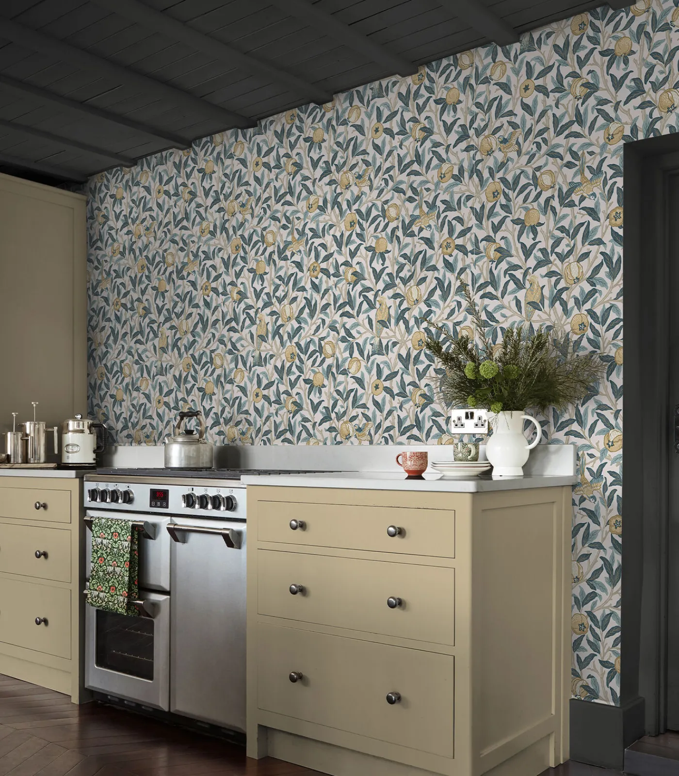 New Vliesbehang - Bird & Pomegranate Cloudy Blues - 1000x52 Wanddecoratie