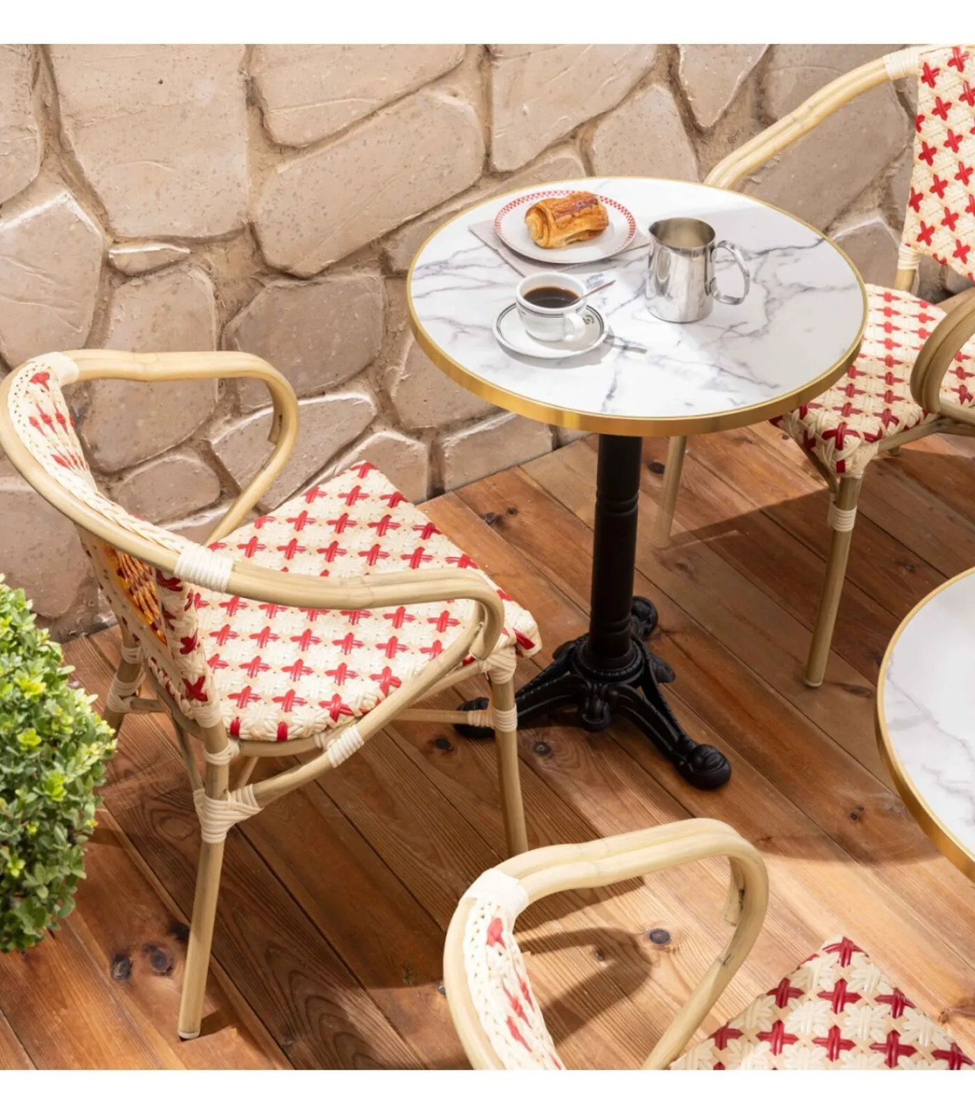 Sale Witmarmeren terrastafel en 2 rode stoelen set Tuinmeubelen