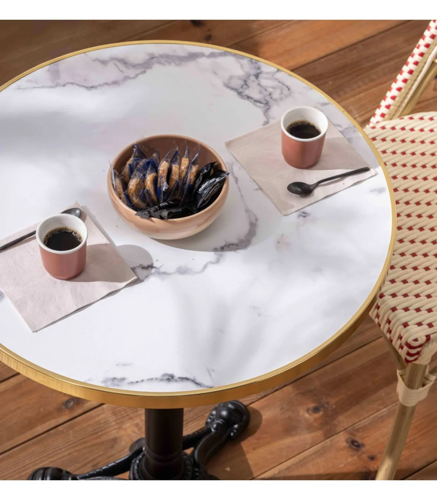 Outlet Witte marmeren terrastafel van 60 cm en 2 rode stoelen Tuinmeubelen