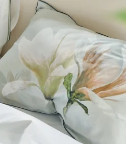 Online Yulan Magnolia - Kussensloop in katoen satijn met print Kussenslopen